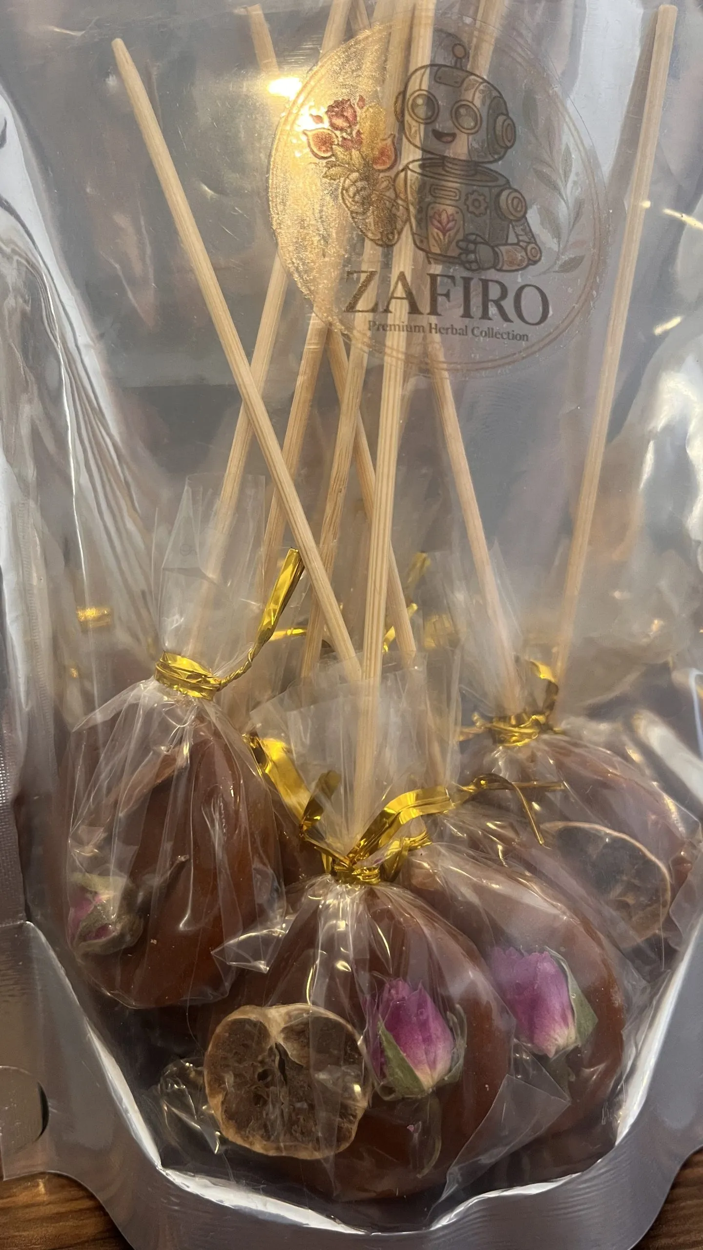 نبات طعم دار زافیرو در مدل نبات چوبی دمنوش، تهیهشده از مواد اولیه مرغوب با بستهبندی بهداشتی و حرفهای.